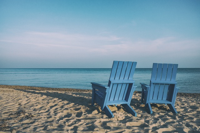 砂浜と椅子